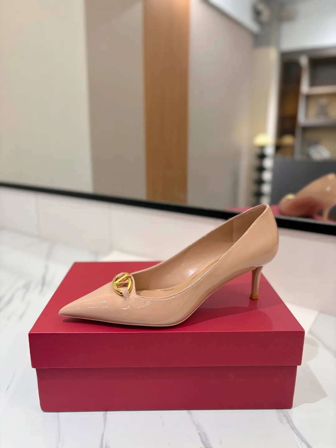 💕💕Factory direct selling price p520💕💕 VALENTINO’s hottest new high-heeled shoes, latest logo buckle, perfect combination with sexy pointed toe❤️‍🔥❤️‍🔥❤️‍🔥❤️‍🔥It is simply the pinnacle of summer fashion💖💖💖💖original replica Upper: patent leather, subleather Outsole: Italian leather outsole Heel height: 6.5cm Size: 35-39 (40 41 42 customized, non-refundable and non-exchangeable)